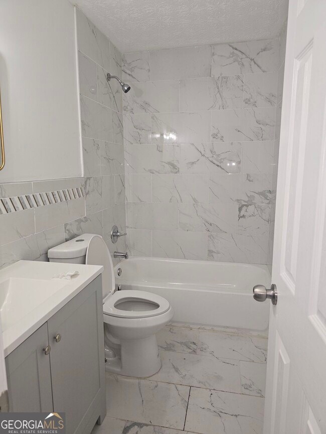 Building Photo - 480 Paul St