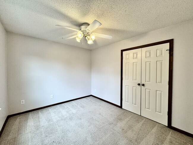Building Photo - Ready NOW! A 4/2.5 in Glenwood! A Pet Frie...