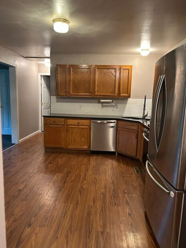 Building Photo - 3 bedroom 3 bathroom