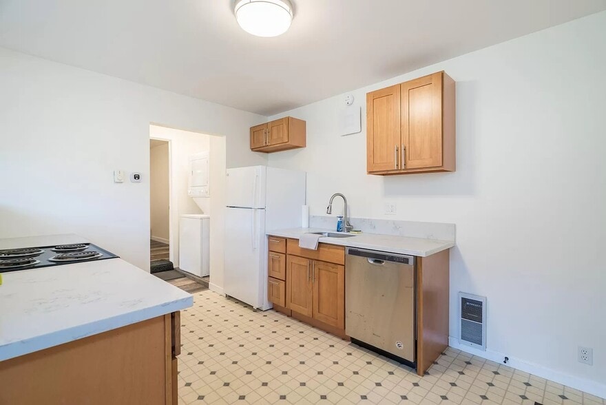 Building Photo - 1120 SW Broadway Dr