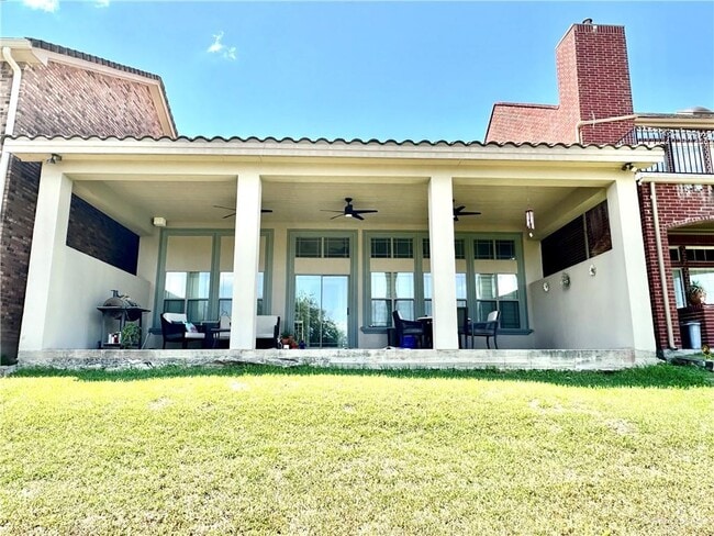 Building Photo - 18 San Saba St