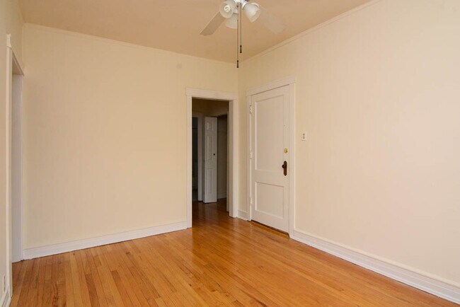 Building Photo - 822 W Waveland Ave