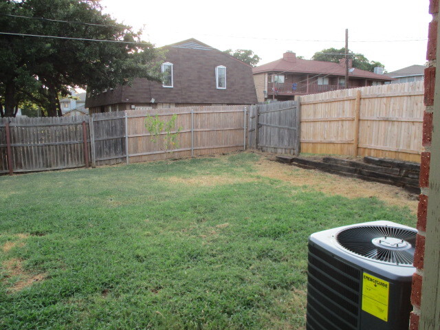 Building Photo - 123 Oakwood Ln