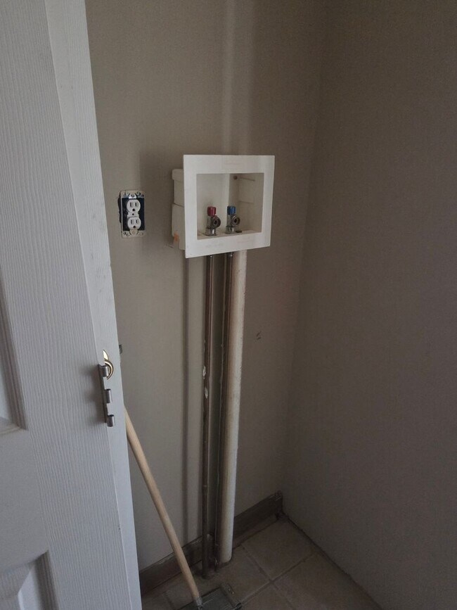 Building Photo - 3bedroom 1bath Ranch style home on level lot one story