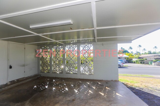 Building Photo - Lower Waialae Iki 3 Bedroom, 2 Bath Single...