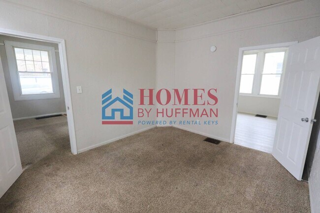 Building Photo - Two Bedroom House