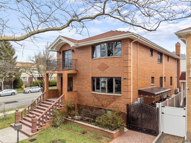 Building Photo - 69-03 Cloverdale Blvd