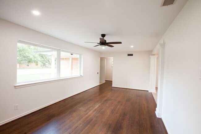 Building Photo - 10140 Shadyview Dr