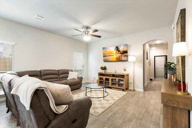 Building Photo - 418 Emerald Thicket Ln