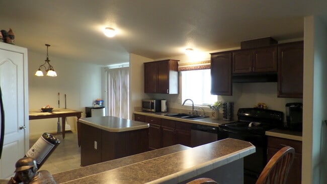 Building Photo - WINTER RENTAL -- 3 Bedroom 2 Bath Home