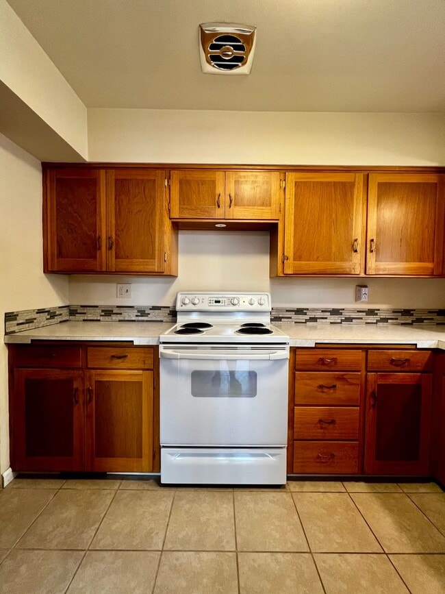 Building Photo - 608-610 Estee Court - Yakima