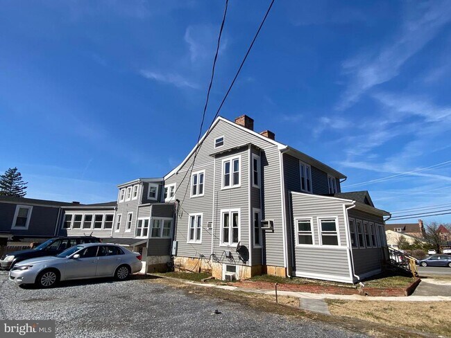 Primary Photo - 202 S Samuel St