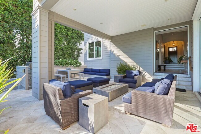 Building Photo - 832 Las Lomas Ave