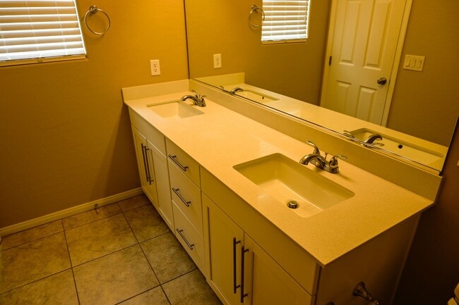 Building Photo - Beautiful 3 bed Townhome in Summerlin