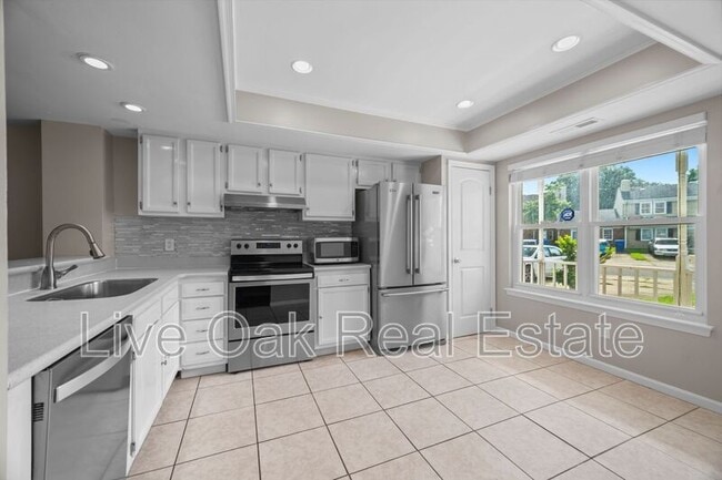 Building Photo - 1635 Fairfax Dr