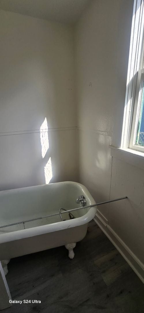 Building Photo - Pet friendly, downtown duplex