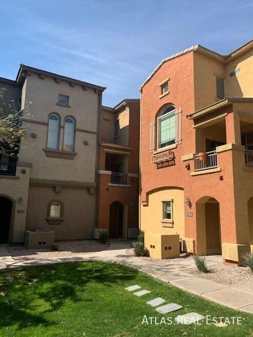 Building Photo - 2402 E 5th St