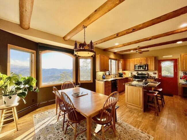 Building Photo - Large 3 bedroom home with gorgeous views i...