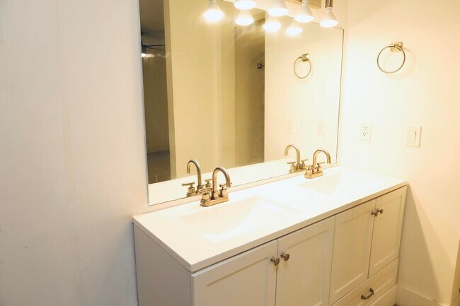 Building Photo - 2540 Carambola Cir N