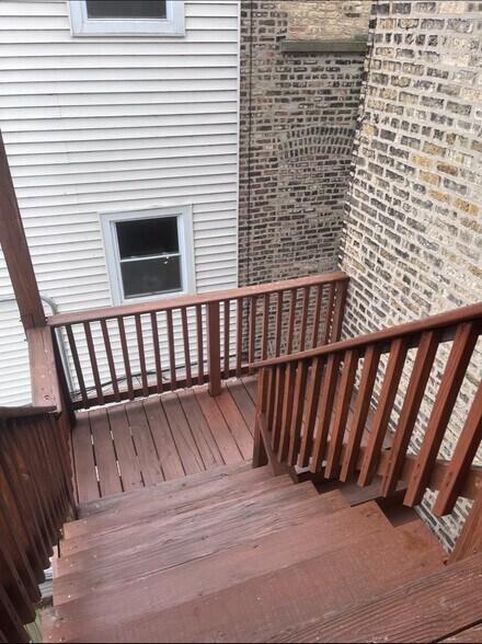 Building Photo - 6513 N Bosworth Ave
