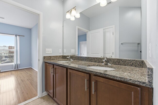 Building Photo - Amazing 4 BR/3.5 BA Townhome in Riverdale!