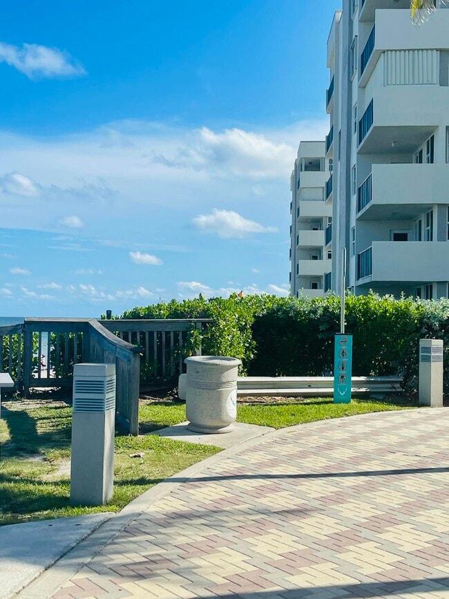 Building Photo - 1237 Hillsboro Mile