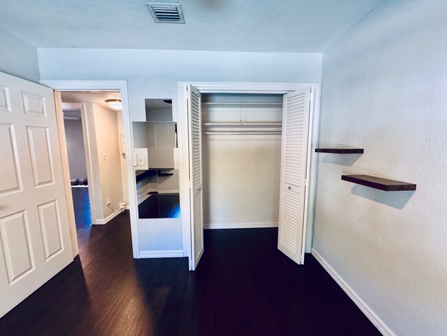 Building Photo - Elegant and Updated 3/2 Pool Home just min...