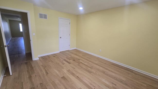 Building Photo - 2112 Quincy Ct