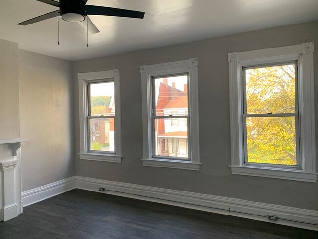 Building Photo - 2 bedroom 1 bath with laundry