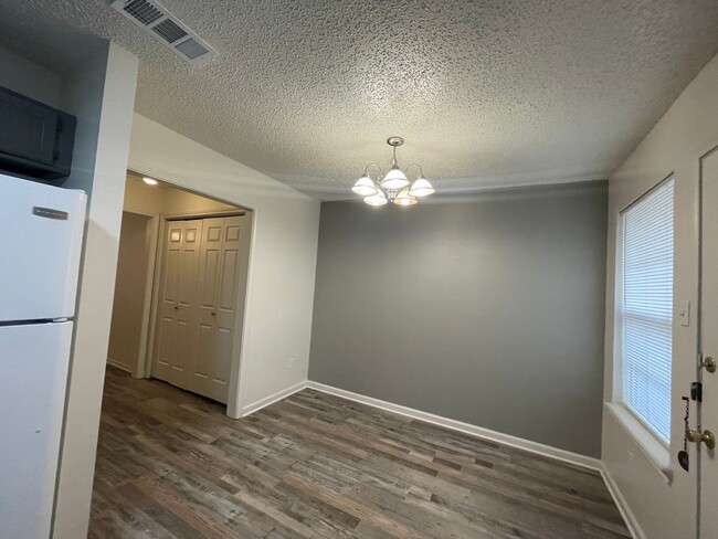 Building Photo - Move in Special! 2 bedroom 1.5 bath townhome