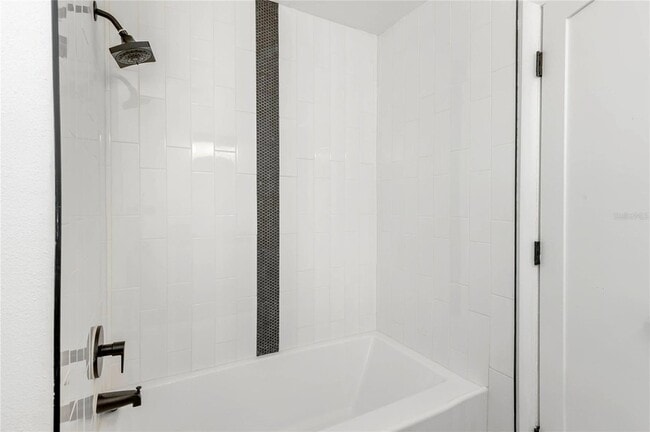 Building Photo - 2350 Sherbrooke Rd