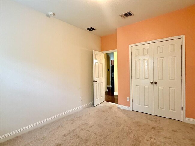 Building Photo - 718 Ann Taylor Dr