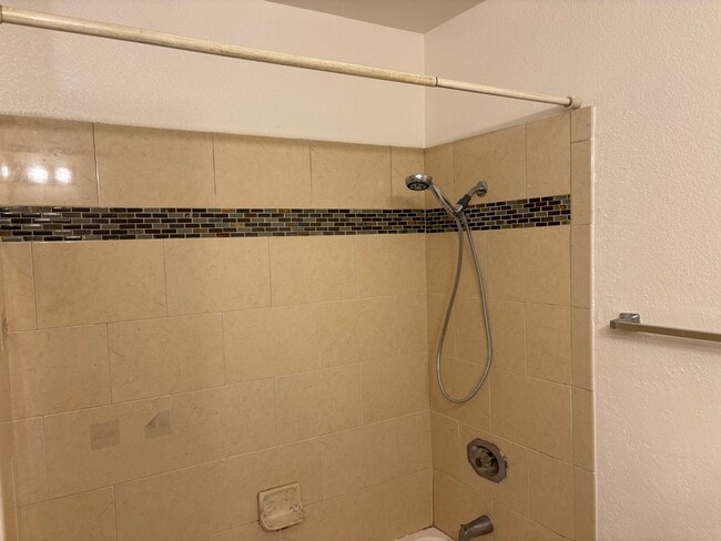 Building Photo - Close to Schools & Shopping