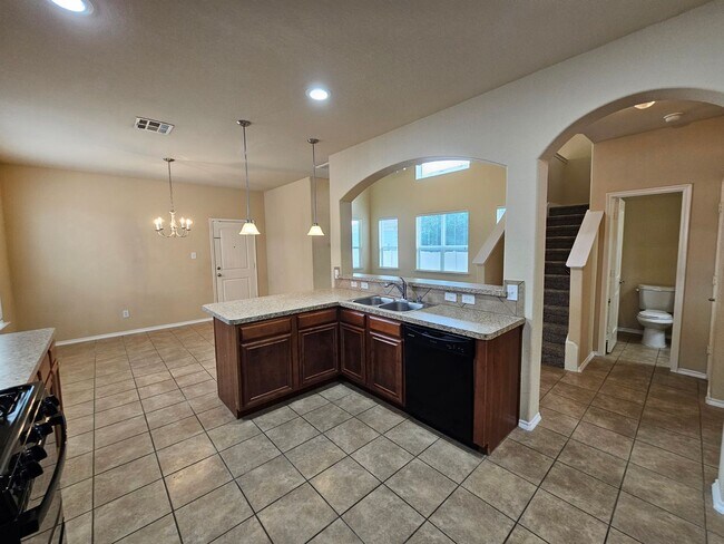 Building Photo - Available now ready for immediate move in  $500 off second month's rent move in special