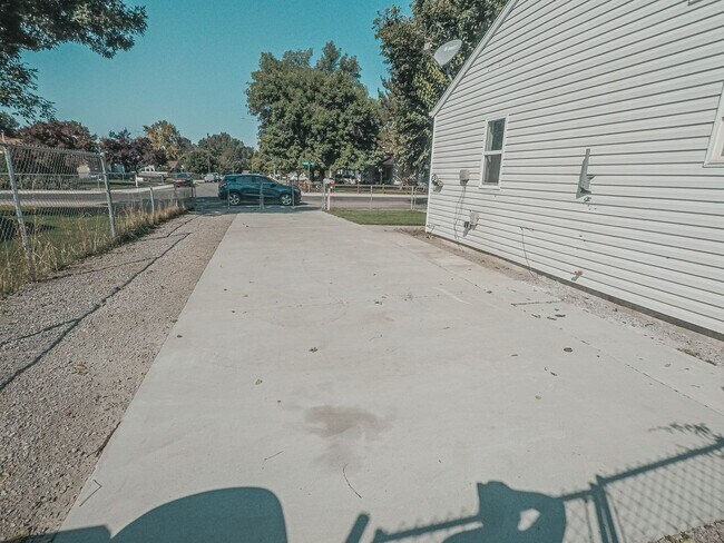 Building Photo - Updated Cozy Cottage