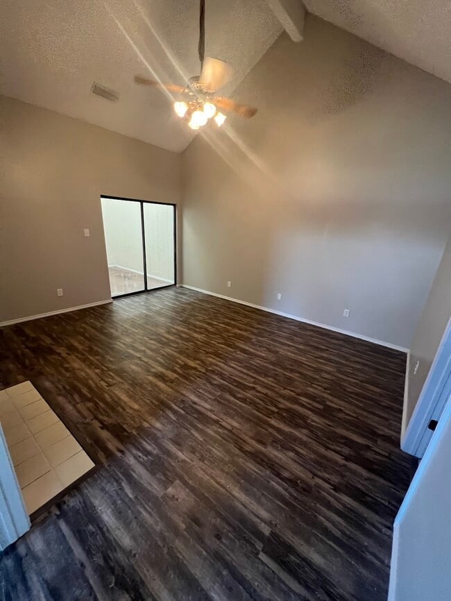 Building Photo - 906 Teakwood Ln