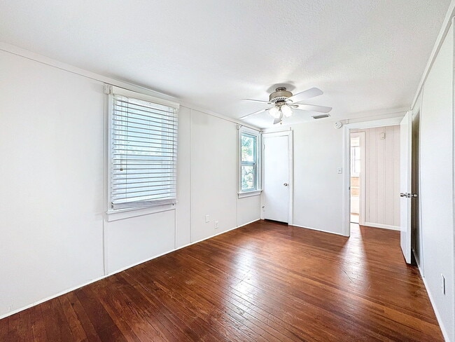 Building Photo - 2649 1/2 Dartmouth Ave N