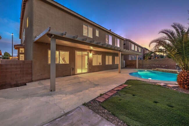 Building Photo - Gorgeous 6Bed/5Bath/4Car, 2-Story Home located in the Mountains Edge