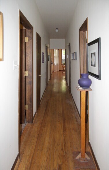 Building Photo - 906 N Oakley Blvd