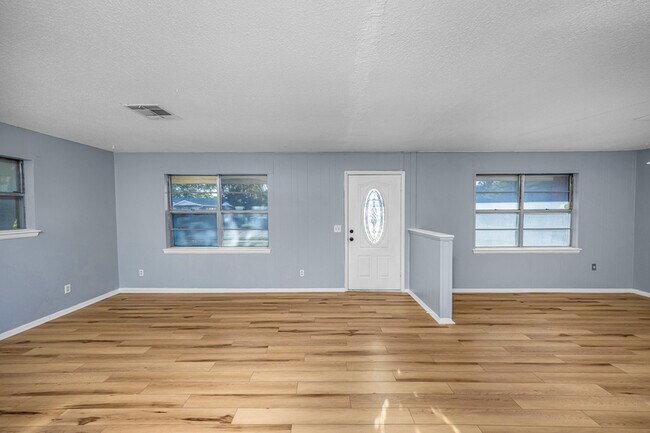 Building Photo - 3015 NE Pioneer Blvd