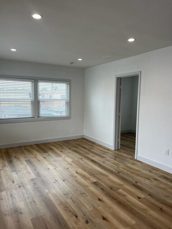 Building Photo - 1b Apartment in Belmont Shore across from ...