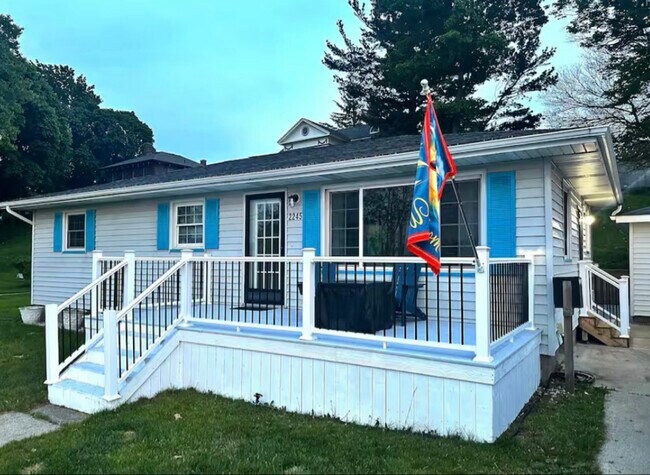 Building Photo - 2245 Lakeshore Dr