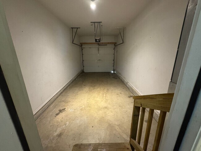 Building Photo - Spacious 3 bedroom, 2.5 bathroom Duplex