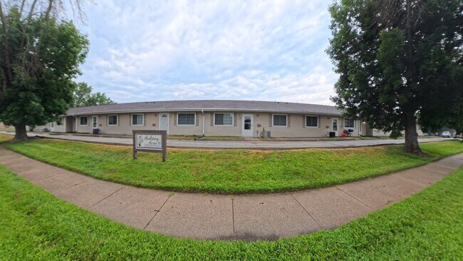 Building Photo - 214 NW Chapel Dr