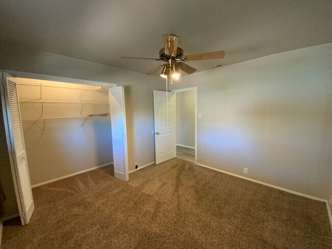 Building Photo - 5 Bedroom Home Available Near Wyoming Blvd NE & Comanche Rd NE!