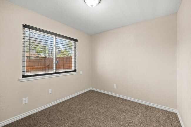 Building Photo - 820 Mica Ln