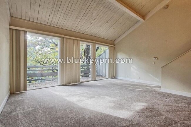Building Photo - 2 Bed, 2 Bath Home - 1 Bed or Office and Bath on Main Floor