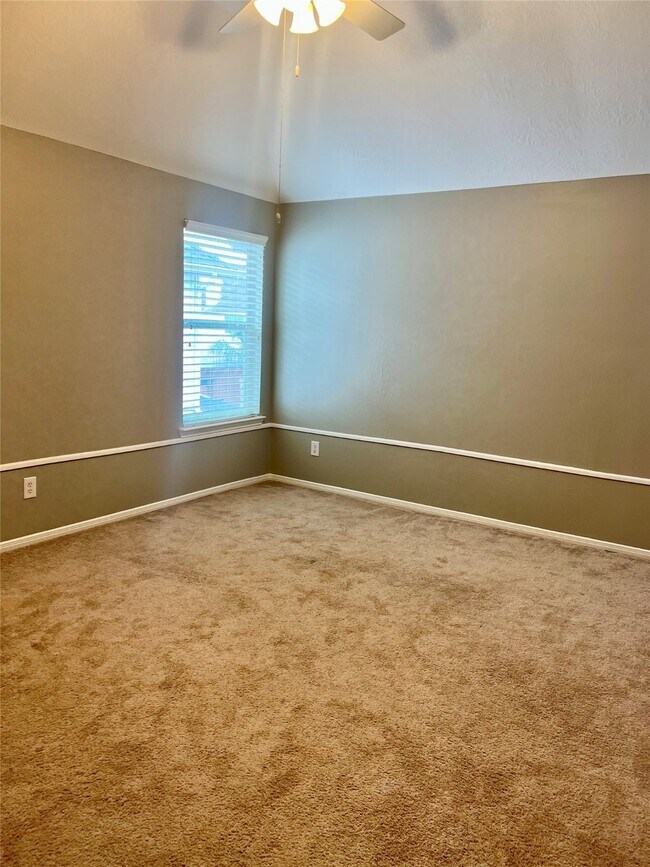 Building Photo - 411 White Oak Pointe Dr