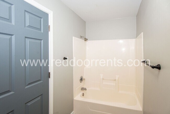 Building Photo - 1329 E Market St