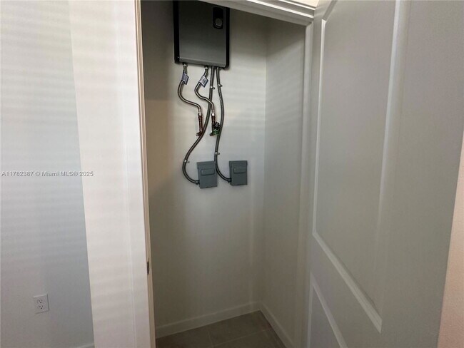 Building Photo - 822 SW 11th Ter